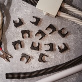 Крепеж-клипса Rexant для труб под монтажный пистолет в п/э d25 [упак.50шт] черная