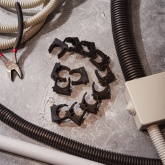 Крепеж-клипса Rexant для труб под монтажный пистолет в п/э d25 [упак.50шт] черная