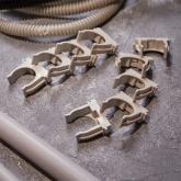 Крепеж-клипса Rexant для труб под монтажный пистолет в п/э d32 [упак.50шт] серая