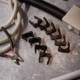 Крепеж-клипса Rexant для труб под монтажный пистолет в п/э d32 [упак.50шт] черная