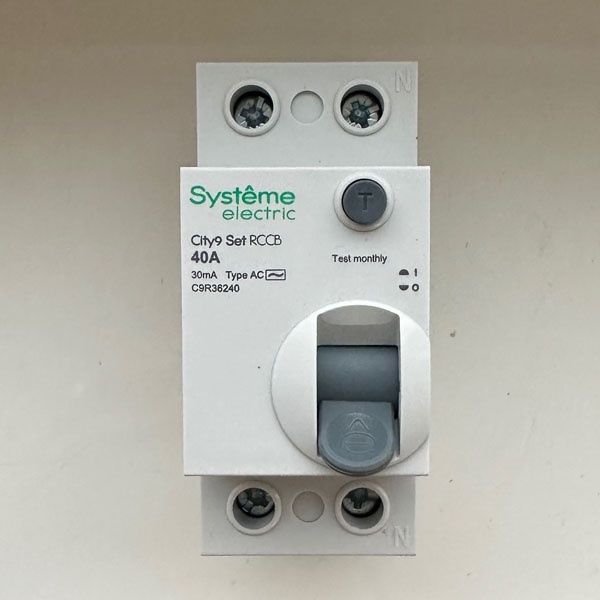 Двухполюсное однофазное модульное устройство защитного отключения 30 мА типа АС, ток нагрузки 40 Ампер с отключающей способностью 6кА, Систем Электрик