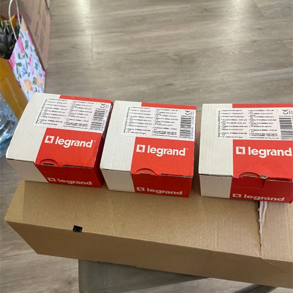 Розетка TV с топологией звезда + RJ45 Кат. 6 UTP 0-2400МГц Legrand Valena In'Matic