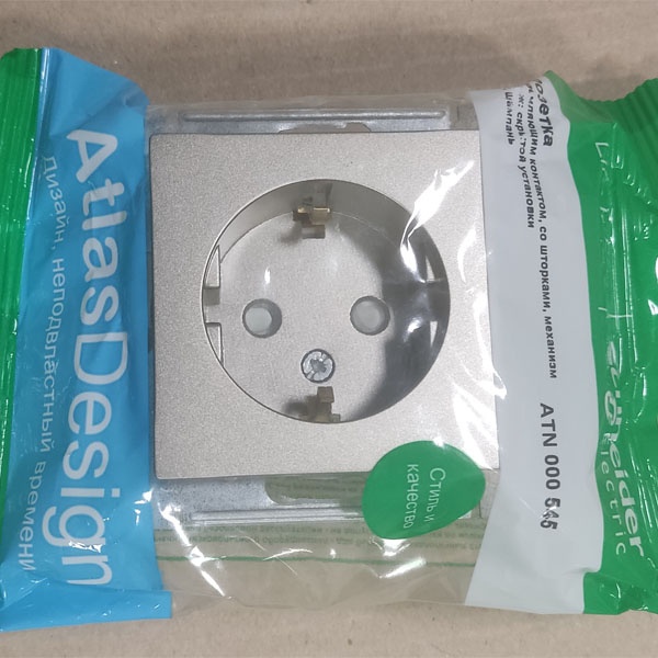 Розетка силовая встраиваемая с заземлением и шторками, Атлас Дизайн, цвет шампань