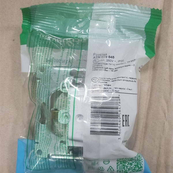 Розетка силовая встраиваемая с заземлением и шторками, Атлас Дизайн, цвет шампань