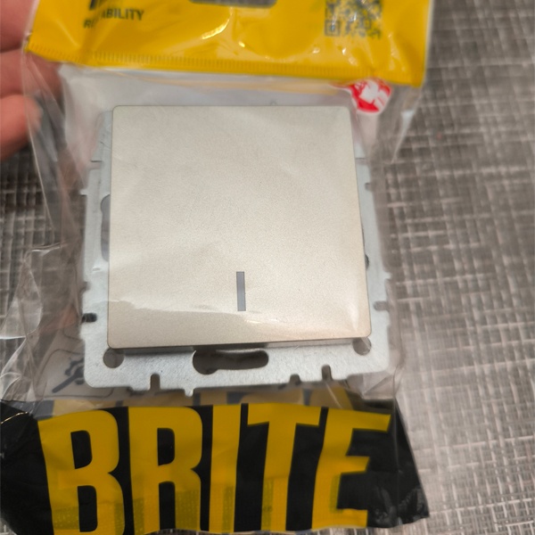 Механизм одноклавишного выключателя для скрытого монтажа IEK BRITE с клавишей цвета шампань и индикацией.