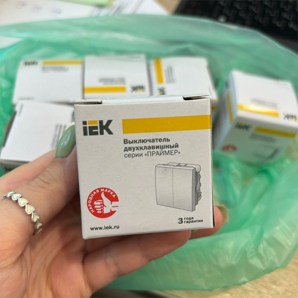 2-клавишный выключатель 2 модуля белый, Праймер ИЕК