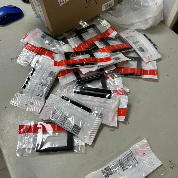 Универсальная черная рамка на два модуля