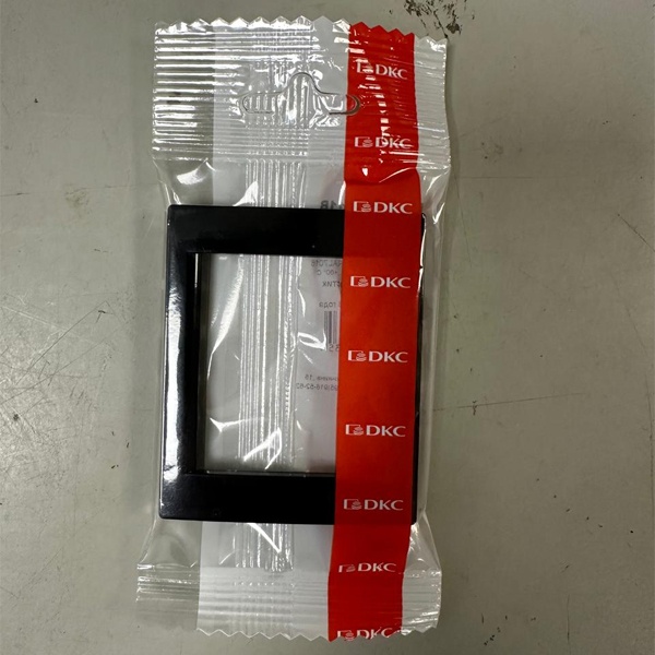 Универсальная черная рамка на два модуля