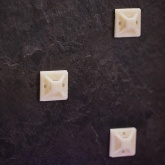 Площадка Rexant самоклеящаяся 25 х 25 мм, белая под хомуты [упаковка 10 шт]