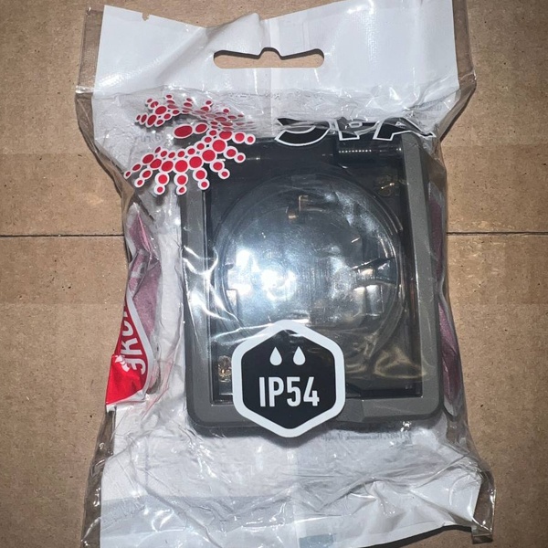 Влагозащищеная (IP54) розетка с заземление и защитной крышкой Эра серии Эксперт накладного исполнения 16 ампер на 230 Вольт, цвет серый