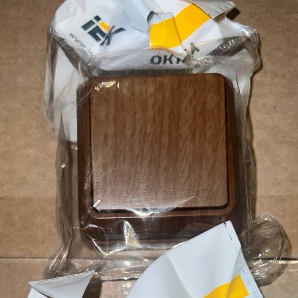 Настенный одноклавишный электрический выключатель света под дерево дуб IP20 открытой установки