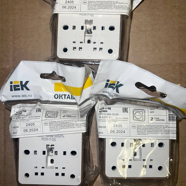 Электрическая внешняя под дерево дуб розетка одинарная силовая 16А электросети 220В IP20 открытой установки на стену