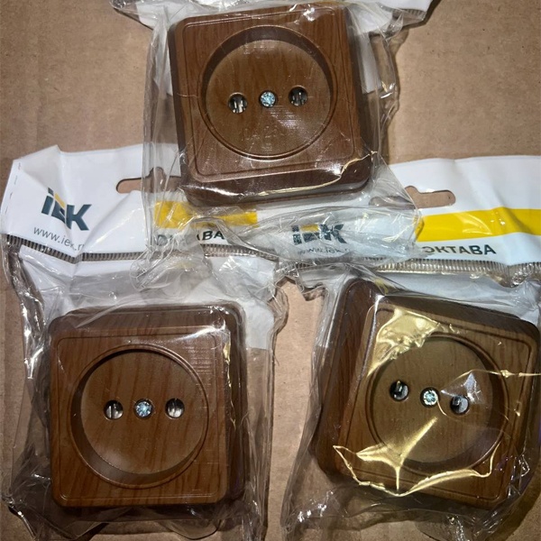 Электрическая внешняя под дерево дуб розетка одинарная силовая 16А электросети 220В IP20 открытой установки на стену