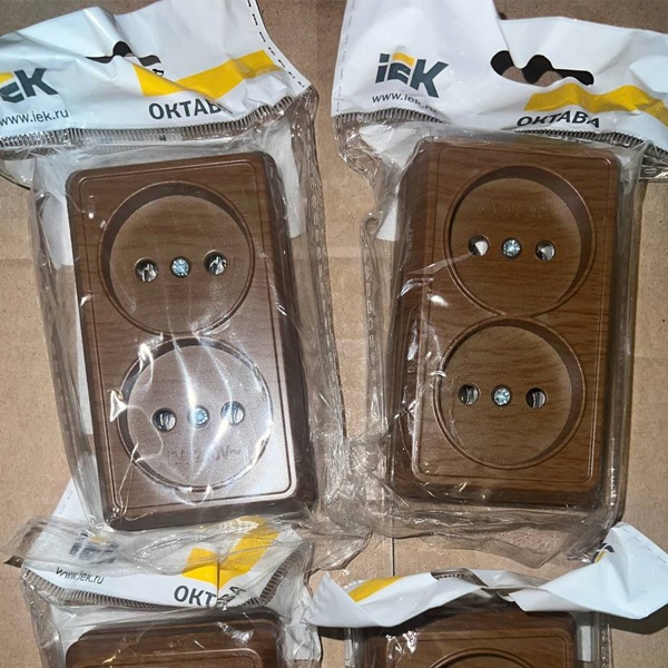 Электрическая внешняя под дерево дуб розетка двойная силовая 16А электросети 220В IP20 открытой установки на стену