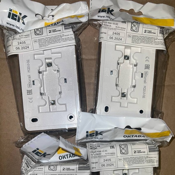 Электрическая внешняя под дерево дуб розетка двойная силовая 16А электросети 220В IP20 открытой установки на стену