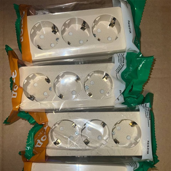 Электрическая внешняя бежевая розетка Систем тройная силовая 16А электросети 220В IP20 открытой установки на стену