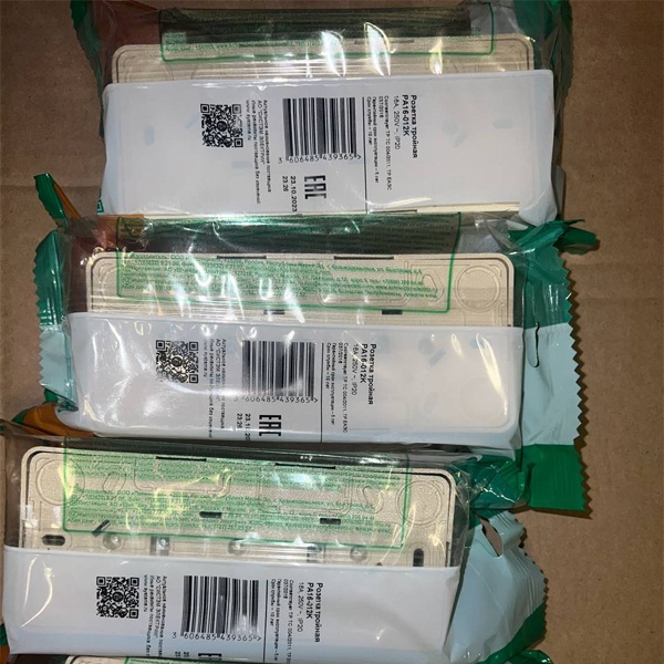 Электрическая внешняя бежевая розетка Систем тройная силовая 16А электросети 220В IP20 открытой установки на стену