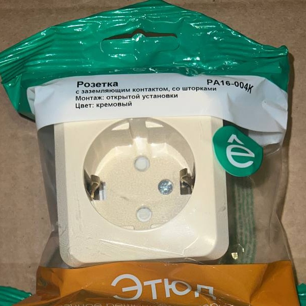 Электрическая внешняя белая розетка Систем одинарная силовая 16А электросети 220В IP20 открытой установки на стену