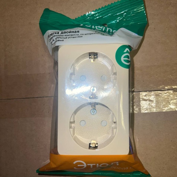 Электрическая внешняя бежевая розетка Систем двойная силовая 16А электросети 220В IP20 открытой установки на стену