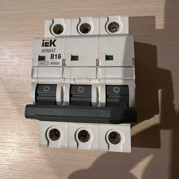 Модульный электрический автомат ИЕК с током нагрузки 16А, трехполюсный с характеристикой уставки типа B, ПКС 6кА.
