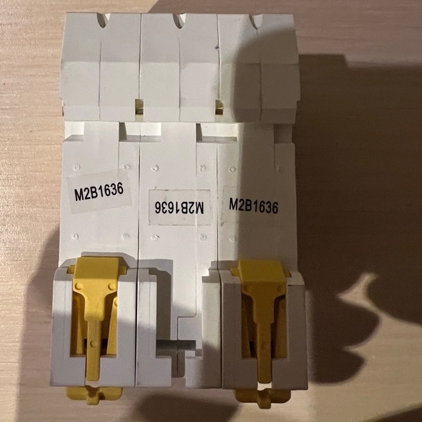 Модульный электрический автомат ИЕК с током нагрузки 16А, трехполюсный с характеристикой уставки типа B, ПКС 6кА.