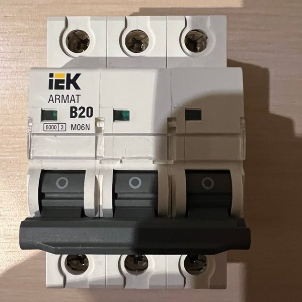 Модульный электрический автомат ИЕК с током нагрузки 20А, трехполюсный с характеристикой уставки типа B, ПКС 6кА.