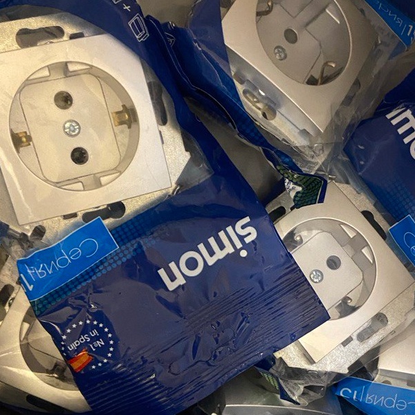 Встраиваемая силовая розетка с заземлением