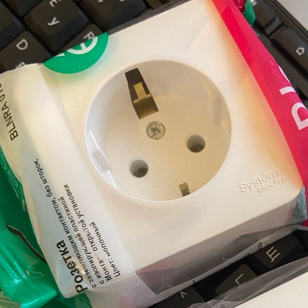 Электрическая внешняя кремовая розетка Систем одинарная силовая 16А электросети 220В IP20 открытой установки на стену
