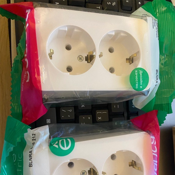 Электрическая внешняя кремовая розетка Систем двойная силовая 16А электросети 220В IP20 открытой установки на стену