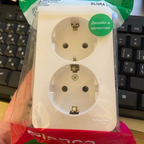 Электрическая внешняя кремовая розетка Систем двойная силовая 16А электросети 220В IP20 открытой установки на стену