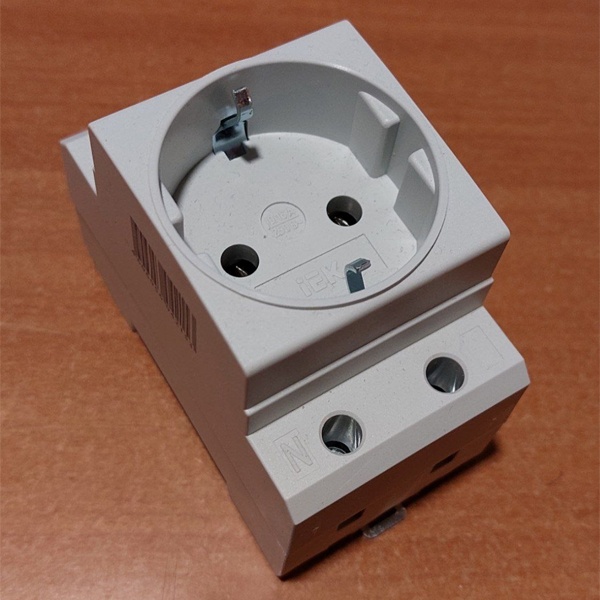 Розетка с заземляющим контактом РАр10-3-ОП IEK на DIN-рейку