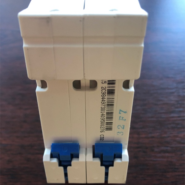 Двухполюсный модульный электрический автомат ЧИНТ с уставкой типа С, ток нагрузки 32 Ампера, отключающая способность 6000 А