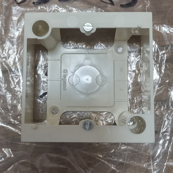 Коробка Legrand для накладного монтажа розеток 20A 82х82х40