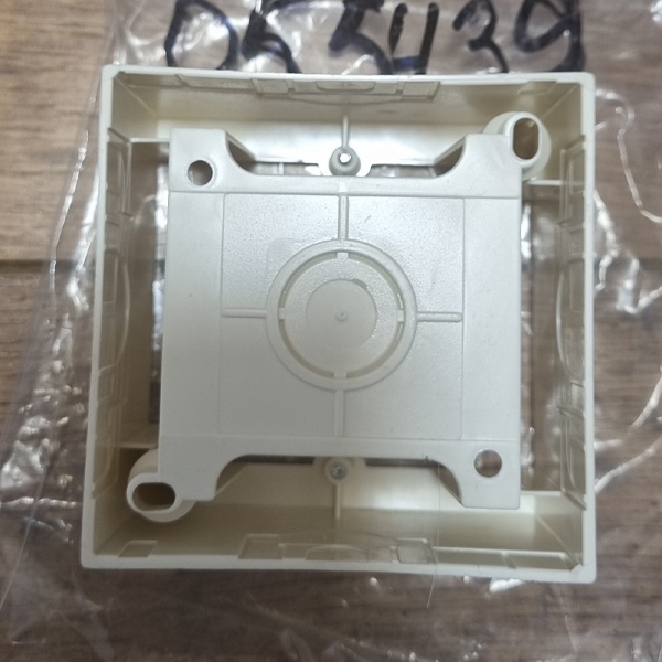 Коробка Legrand для накладного монтажа розеток 20A 82х82х40