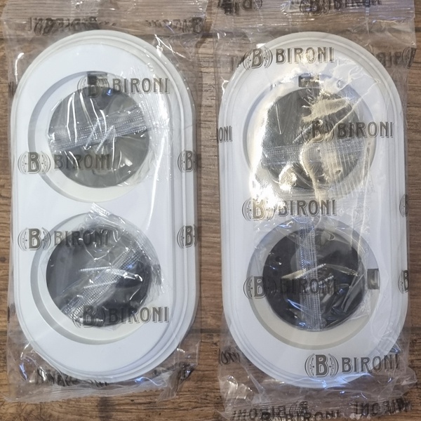 Декоративная пластиковая рамка на 2 электроустановочных изделия Bironi серии Lisette, белого цвета