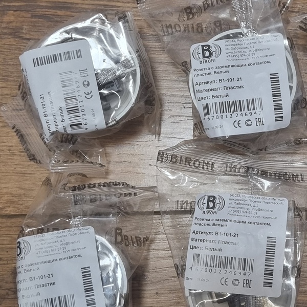 Электрическая внешняя белая ретро розетка Бирони одинарная силовая 16А электросети 220В IP20 открытой установки на стену