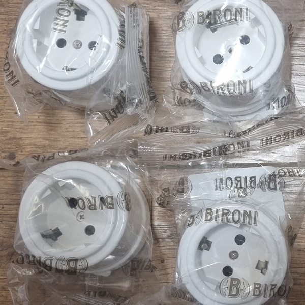 Электрическая внешняя белая ретро розетка Бирони одинарная силовая 16А электросети 220В IP20 открытой установки на стену