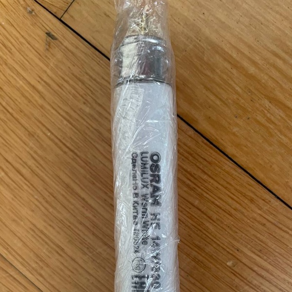 Двухцокольная лампа-трубка люминесцентная ЛЛ Т5 мощностью 14 Вт с цоколем G5 теплого белого света для ЭПРА