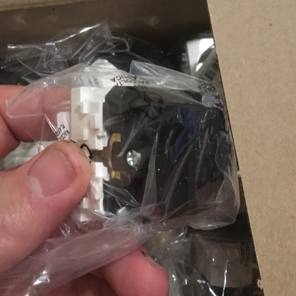 Электрическая розетка с заземлением, со шторками, белая, двухмодульная DKC Brava