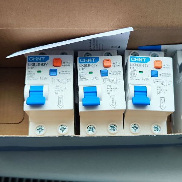 Двухполюсный дифференциальный автоматический выключатель 10 мА характеристики АС, ток нагрузки 16 Ампер с уставкой C, отключающая способность 4500А, Чинт