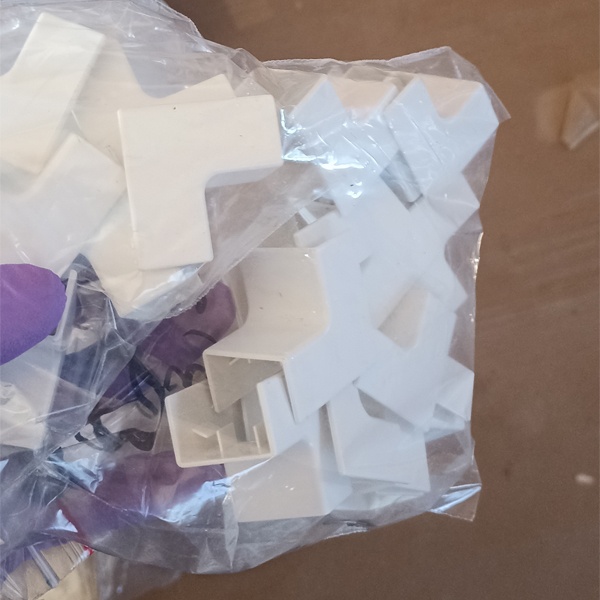 Пластиковый Т-образный отвод 90 градусов под белый кабельный канал 25*17 для проводов