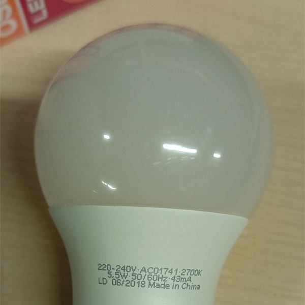 Энергосберегающая LED лампа Груша мощностью 5,5 Вт с цоколем E27 теплого света