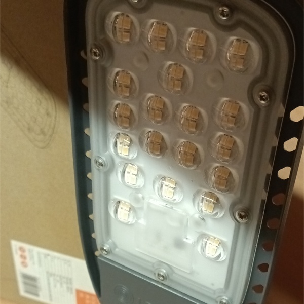 Консольный светодиодный светильник Осрам ECO CLASS AREA для уличного освещения, мощностью 45 Ватт, нейтральный белый свет