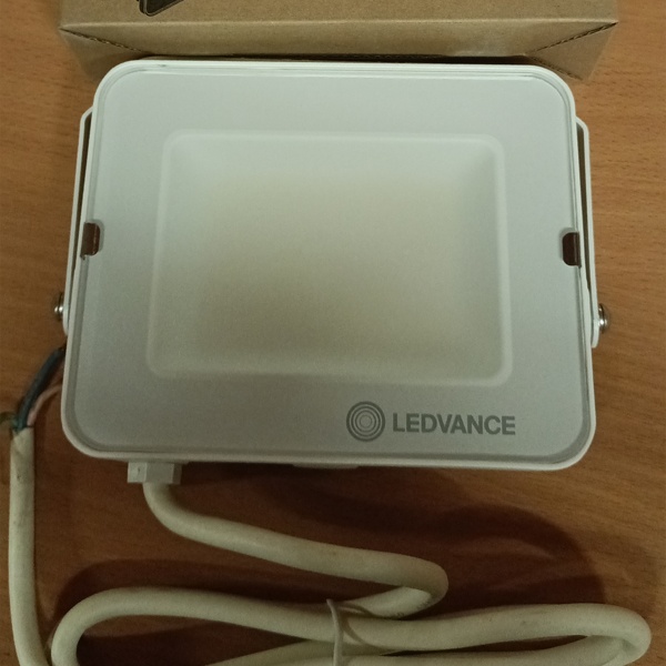 Белый влагозащищенный LED прожектор Ледванс мощностью 50Вт и световый потоком 5000 лм холодного дневного света, с монтажной скобой и кабелем длиной 1000мм.