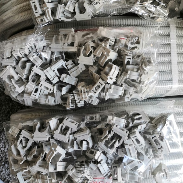 Держатель с защёлкой для труб диаметром 16 мм.