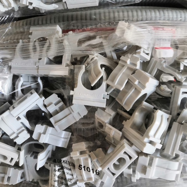 Держатель с защёлкой для труб диаметром 16 мм.