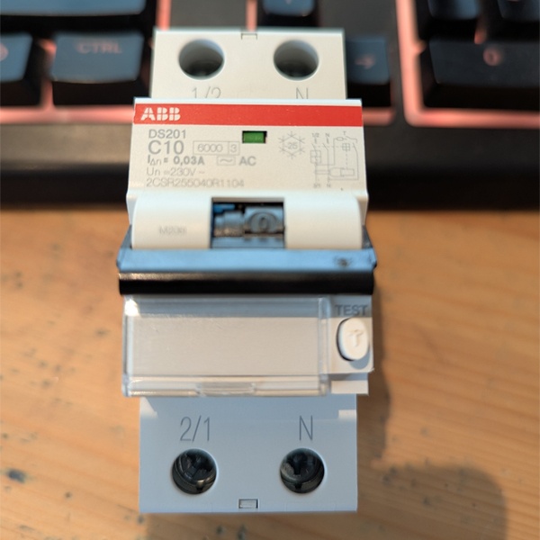 Дифференциальный автоматический выключатель ABB серии DS201 на 10 Ампер с током утечки 30мА.