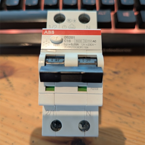 Дифференциальный автоматический выключатель ABB серии DS201 на 16 Ампер с током утечки 30мА.