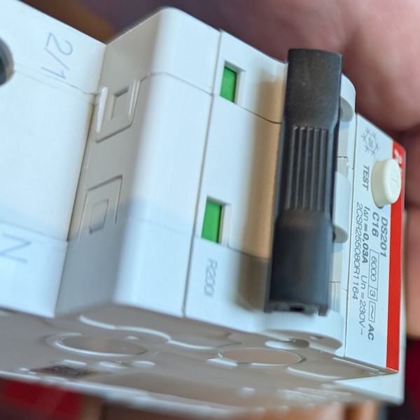 Дифференциальный автоматический выключатель ABB серии DS201 на 16 Ампер с током утечки 30мА.