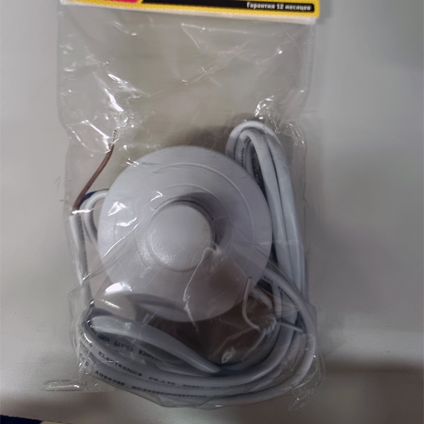 Сетевой шнур длиной 1,7 метра сечением 2x0,5мм2, с вилкой и напольным выключателем, с максимальной нагрузкой 500 Вт, белого цвета